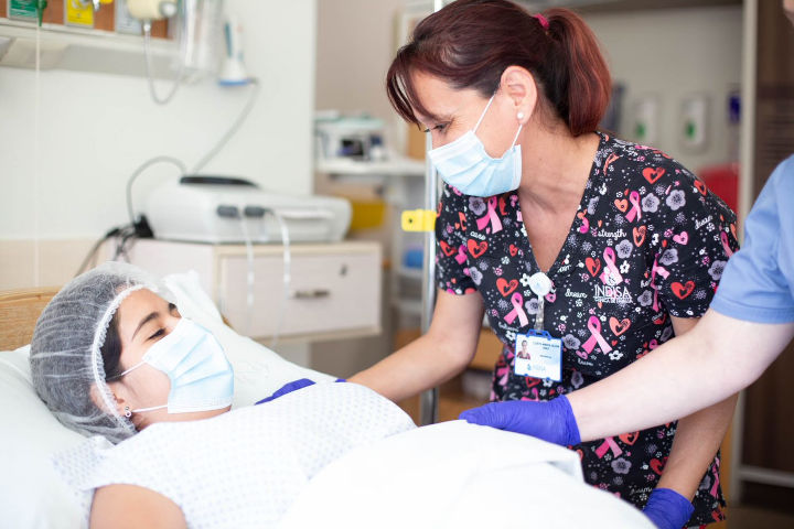 Enfermera cuidando de paciente
