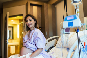 Mujer embarazada espera a dar a luz en una cama de hospital
