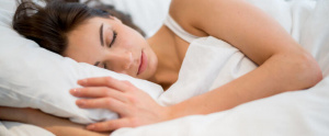 Mujer durmiendo abrazando una almohada - Sabes qué pasa mientras duermes