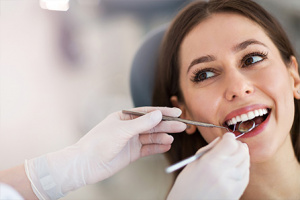 Dentista revisa dientes a paciente